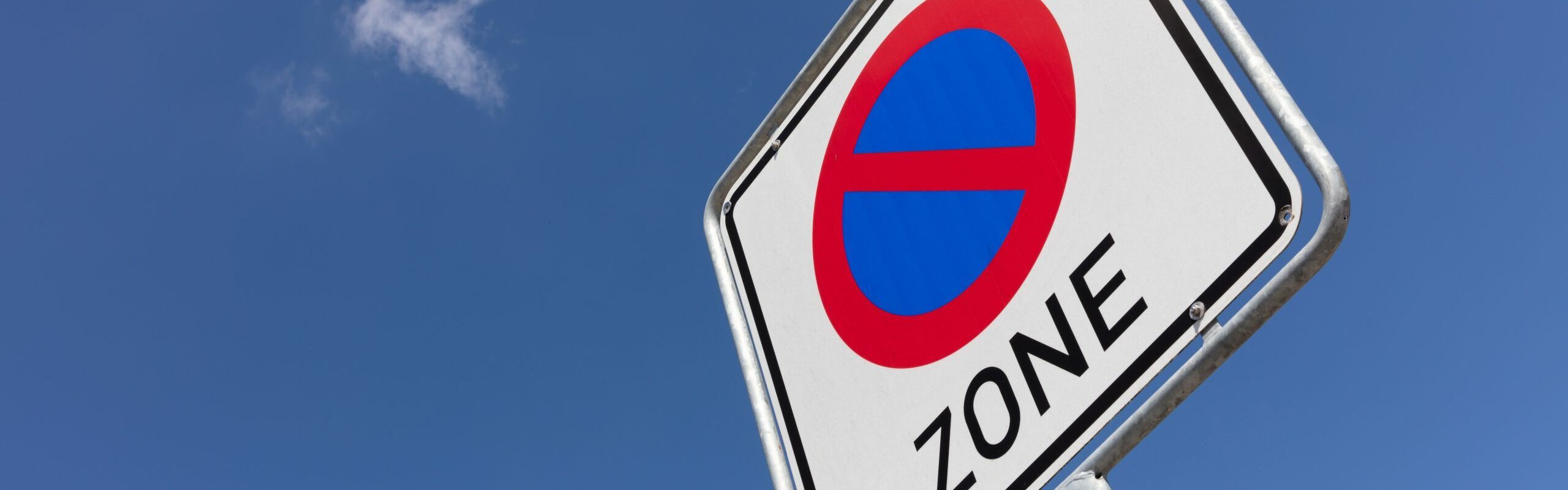 Bild: Verkehrsschild Parkverbot mit Himmel als Hintergrund