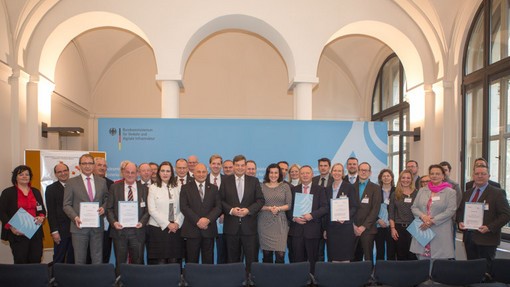 Vertreter aller 18 Modellregionen und des BMVI bei der Urkundenübergabe in Berlin.