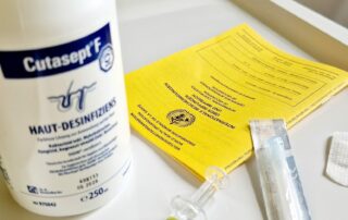 gelbes Impfbuch, Desinfektionsmittel und Spritze