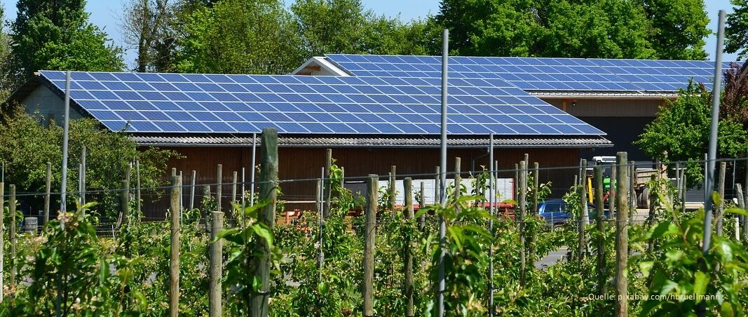 Photovoltaikanlage auf einem Dachen (Bild von Hörbi Brüllmann auf Pixabay)