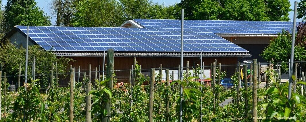 Photovoltaikanlage auf einem Dach (Bild von Hörbi Brüllmann auf Pixabay