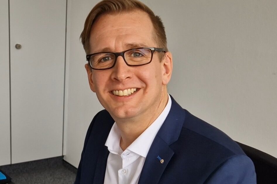 Landrat Stephan Siefken sitzt an seinem Schreibtisch.