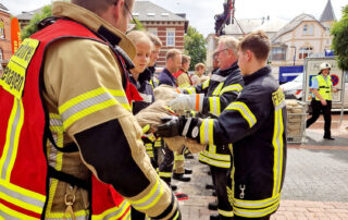 Feuerwehrleute bei einer Übung zum Hochwasserschutztag
