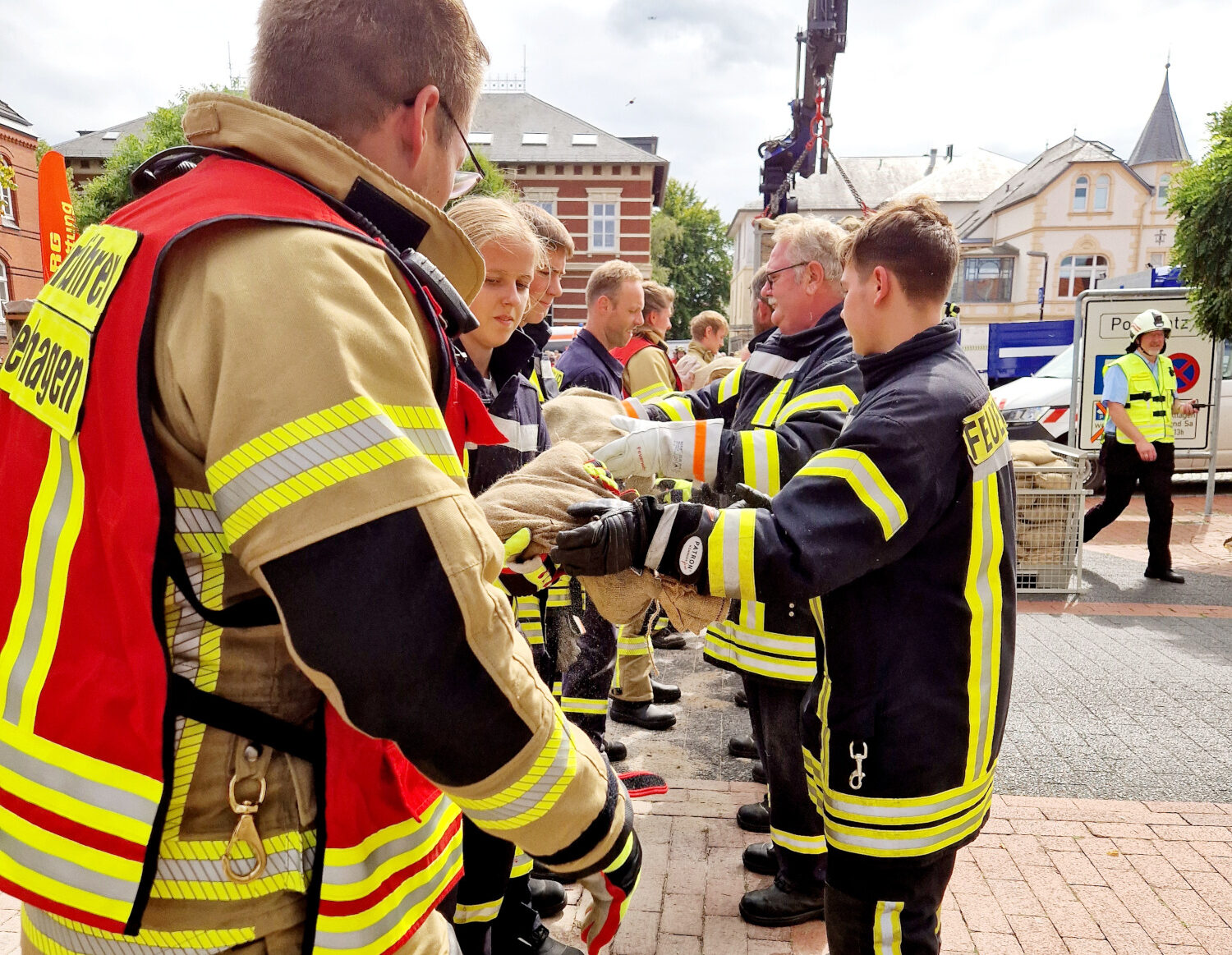 Feuerwehrleute bei einer Übung zum Hochwasserschutztag