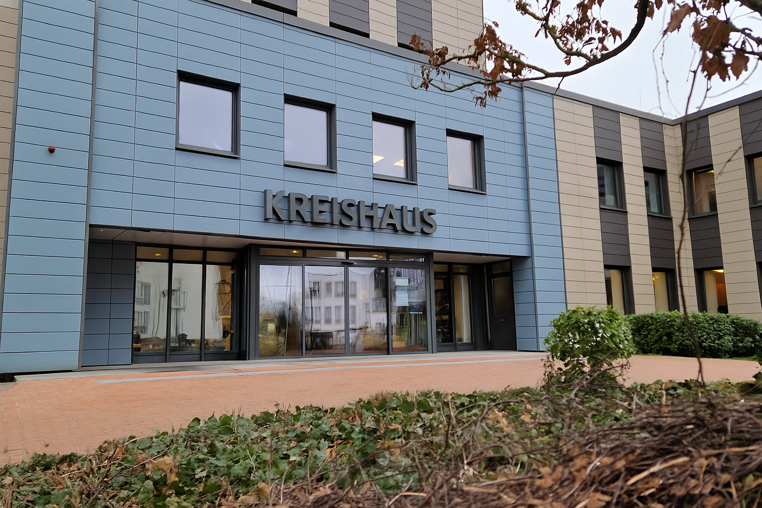 Außenaufnahme des Eingangs des Kreishauses in Brake im Herbst.