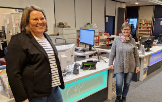Anne Wellmann und Edith Kadler im Kreismedienzentrum in Brake