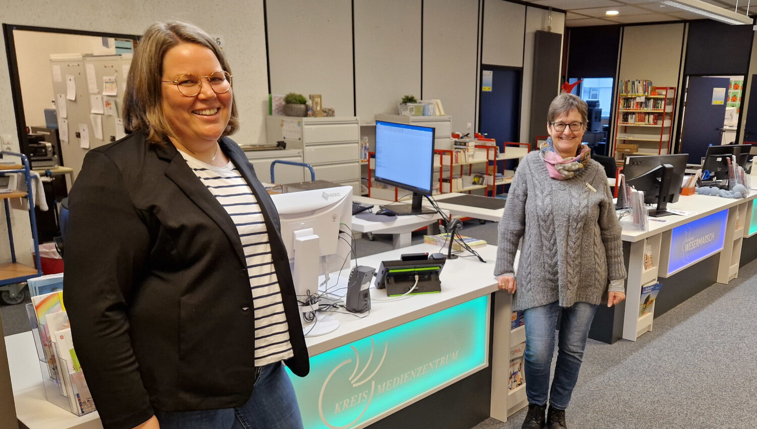Anne Wellmann und Edith Kadler im Kreismedienzentrum in Brake