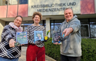 Anne Humboldt (M.) und Inga Lüdke vom Team der Kreisbibliothek laden zur flanzentauschbörse