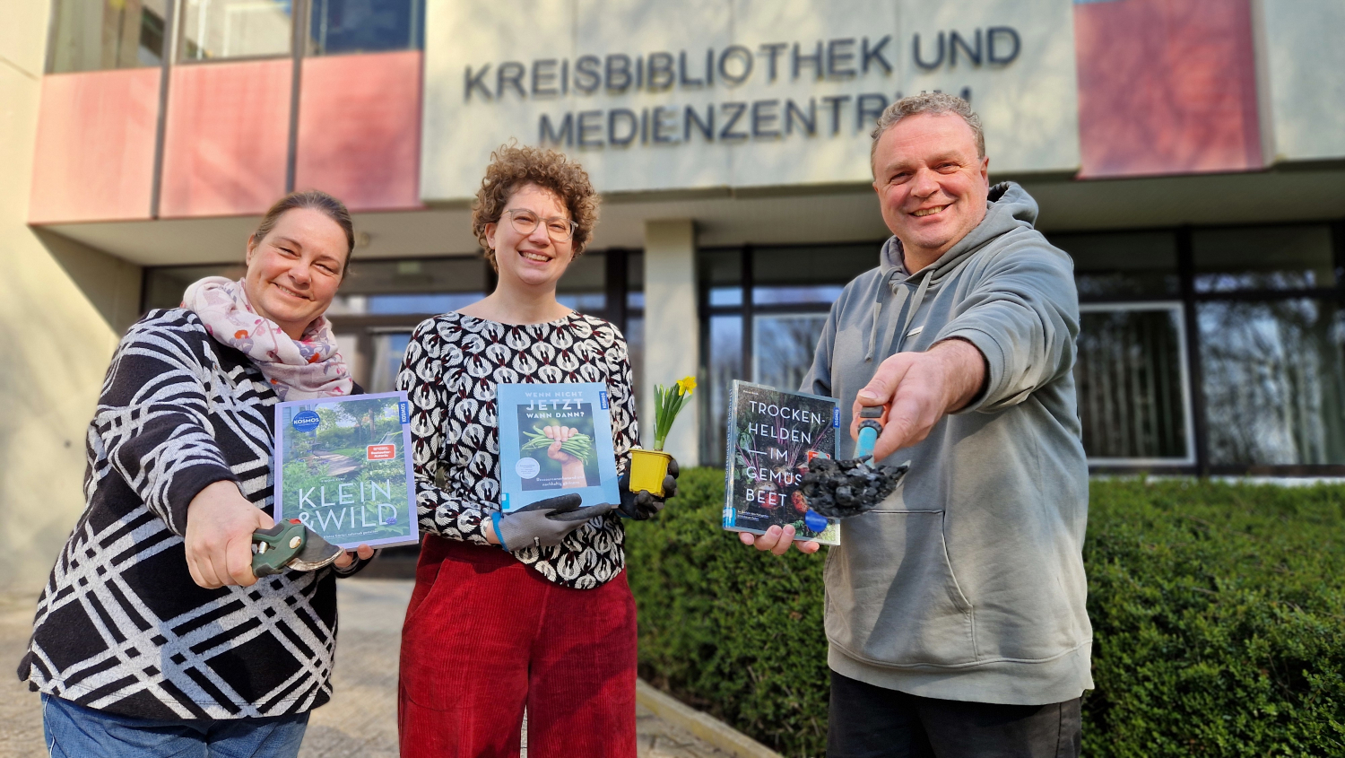 Anne Humboldt (M.) und Inga Lüdke vom Team der Kreisbibliothek laden zur flanzentauschbörse