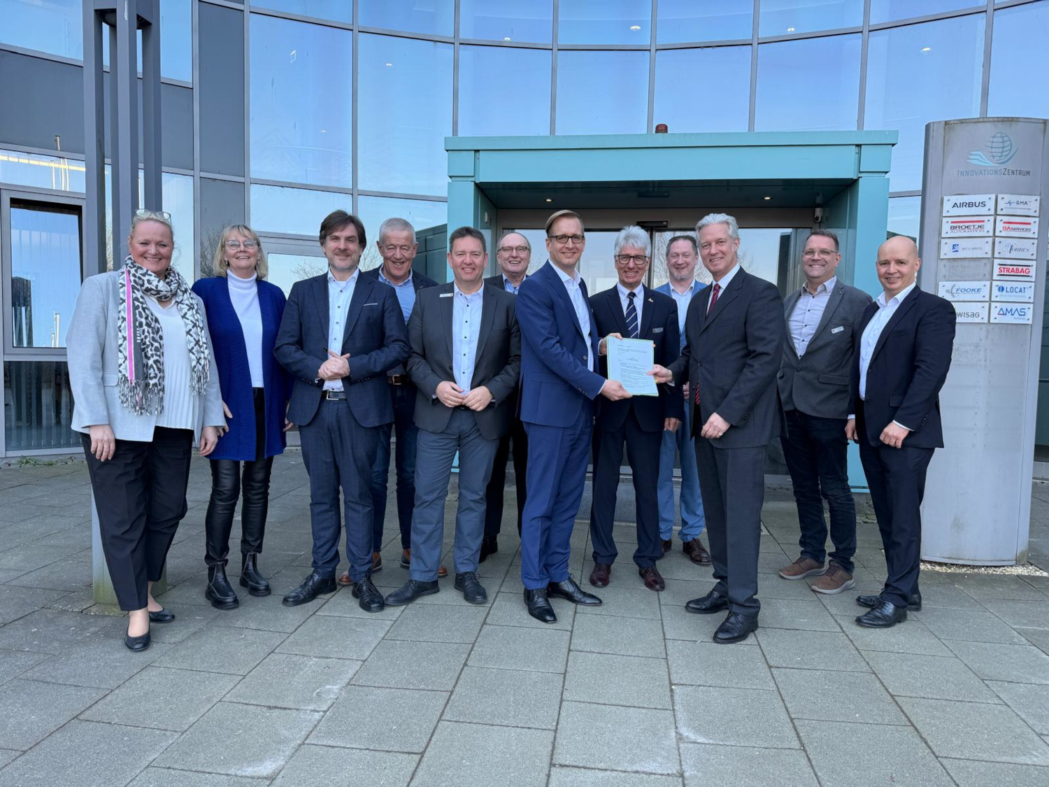 Gruppenbild der Hauptverwaltungsbeamten zur Gründung der Gewerbepark Wesermarsch GmbH