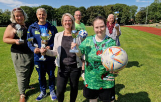 Gruppe präsentiert das Inklusives Fußballturnier