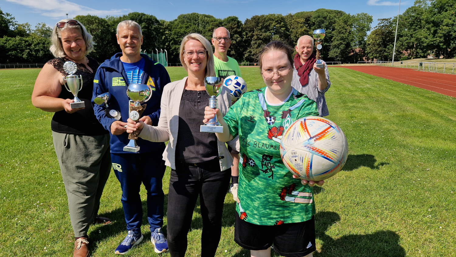 Gruppe präsentiert das Inklusives Fußballturnier