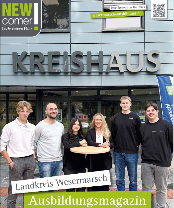 6 Auszbildende vor dem Kreishaus