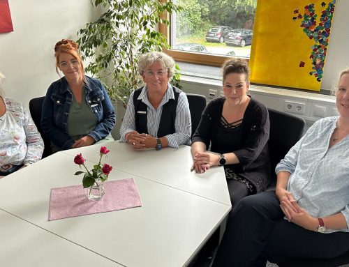 Alle an einem Tisch für die Jüngsten